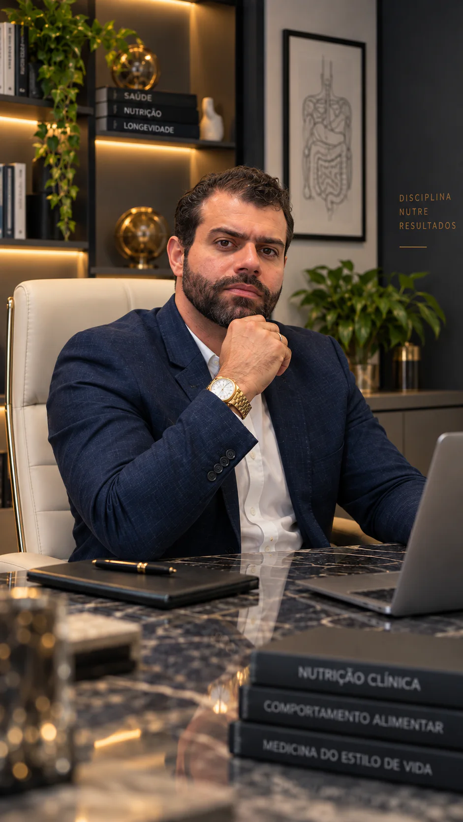 Nutricionista Filipe Alves em seu consultório